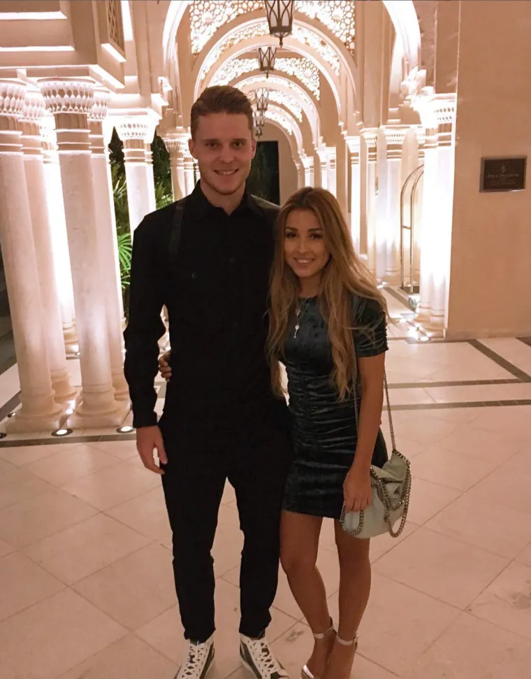 Nije poznato koliko su dugo u vezi, ali strani mediji pi&scaron;u da je Aleksandra njegova dugogodi&scaron;nja djevojka.  