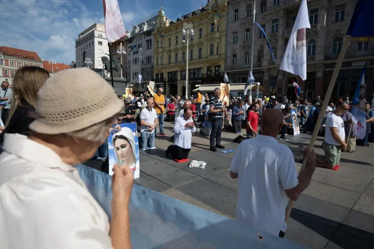 Prosvjednici stali nasuprot moliteljima: 'Rađat ću kad i ako želim'