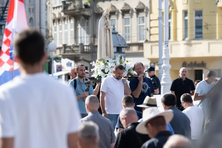 Prosvjednici stali nasuprot moliteljima: 'Rađat ću kad i ako želim'