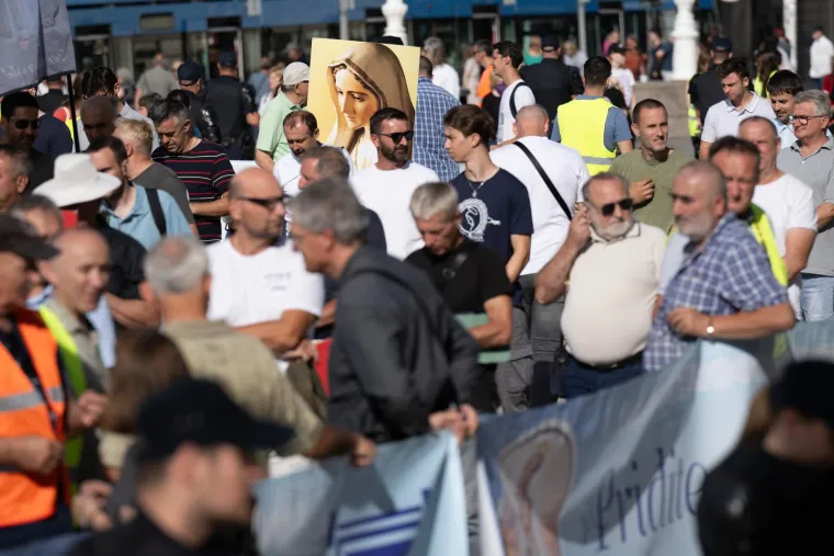 Prosvjednici stali nasuprot moliteljima: 'Rađat ću kad i ako želim'