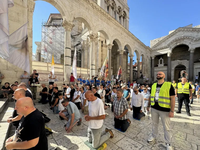Prosvjednici stali nasuprot moliteljima: 'Rađat ću kad i ako želim'