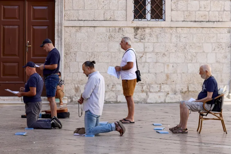 Prosvjednici stali nasuprot moliteljima: 'Rađat ću kad i ako želim'