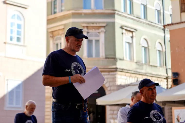 Prosvjednici stali nasuprot moliteljima: 'Rađat ću kad i ako želim'