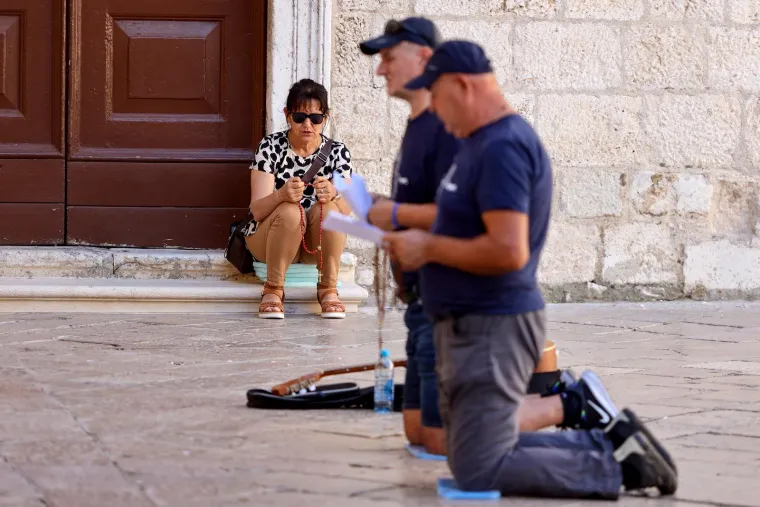 Prosvjednici stali nasuprot moliteljima: 'Rađat ću kad i ako želim'