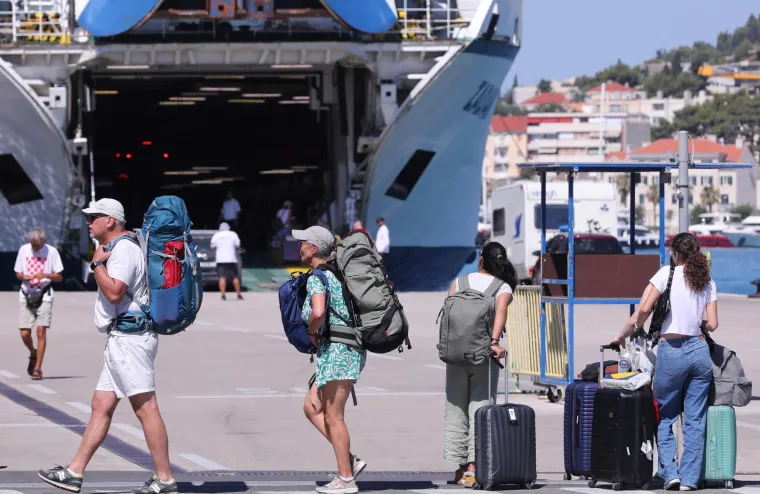 Split krcat turistima: Zgodne strankinje plijene pažnju na svakom koraku