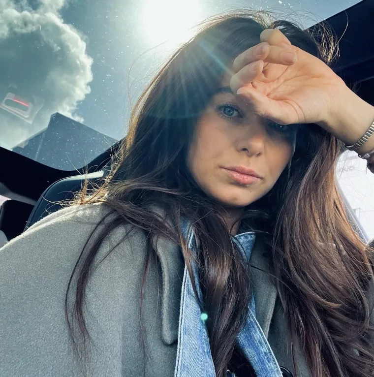 Candy-Rae je istaknuta manekenka i influencerica sa značajnim utjecajem na društvenim mrežama te suradnjama s poznatim modnim brendovima