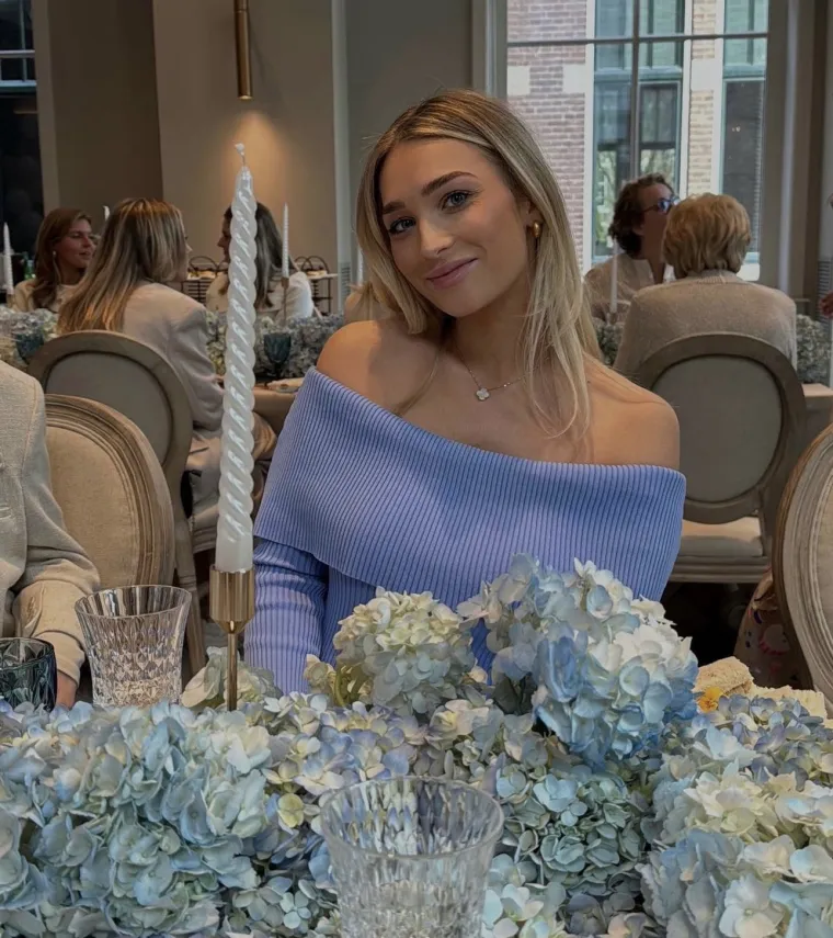
Noa je djevojka nizozemskog nogometaša Codyja Gakpa i radi kao junior booker za Cachet Models od završetka studija menadžmenta na nizozemskom Sveučilištu.