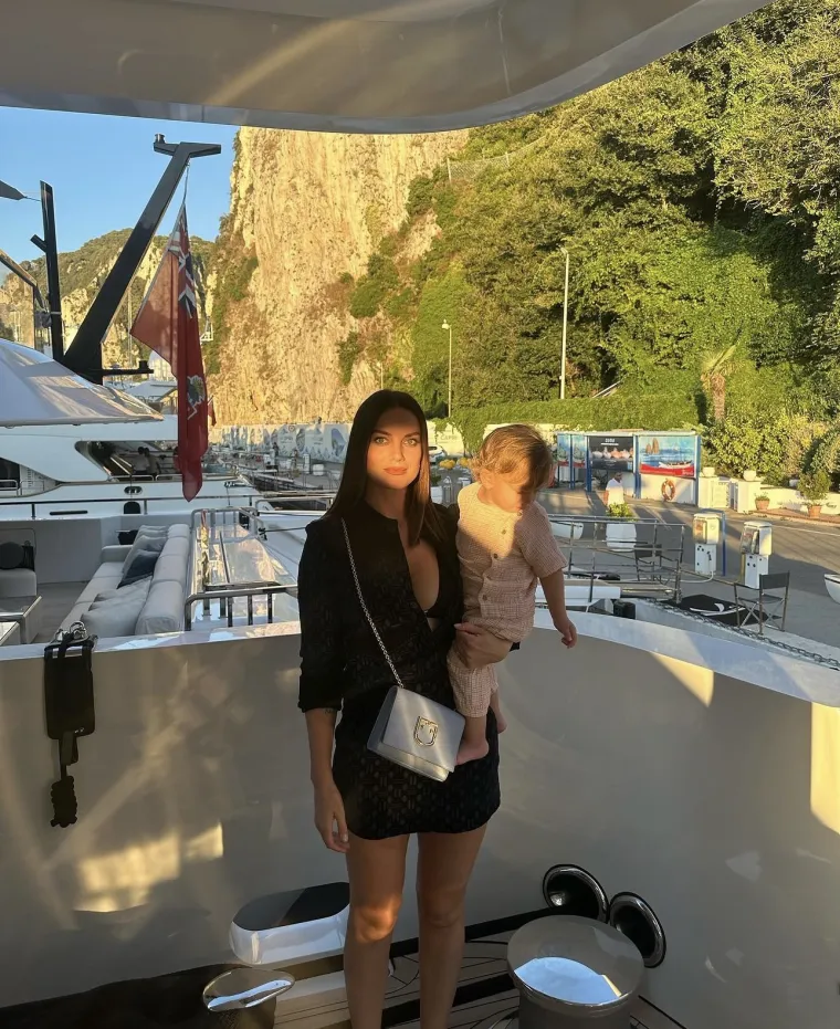 Turski reprezentativac Merih Demiral je u sretnom braku s Heidi Lushtaku, s kojom je 2022. godine dobio sina Kaisa, a nedavno, za vrijeme Eura 2024., postali su roditelji još jednog sina. 