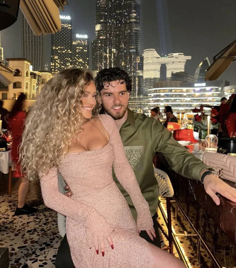 Sera Vrij je djevojka nogometaša Ferdi Kadıoğlu, turskog reprezentativca koji igra za nizozemski klub. Njezin otac, Dick Vrij, poznati je borac mješovitih borilačkih vještina u Nizozemskoj, poznat po nadimku Cyborg zbog svoje impresivne fizičke sposobnosti.
Sera Vrij je rođena u Nizozemskoj i trenutno studira na Hogeschool TIO u Amsterdamu i paralelno se bavi poslom. Vlasnica je Vitalderma, centra za ljepotu, kozmetiku i osobnu njegu u Nizozemskoj, a pitanje je za koju će momčad večeras navijati.