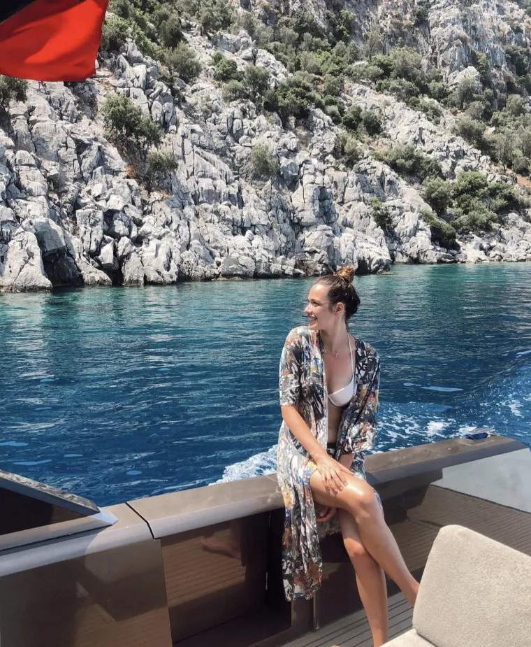 Nerijetko prati svog supruga na terenu, njihova veza se razvila kroz zajedničku ljubav prema sportu,, a Melisa se može pohvaliti visinom od čak 189 centimetara.