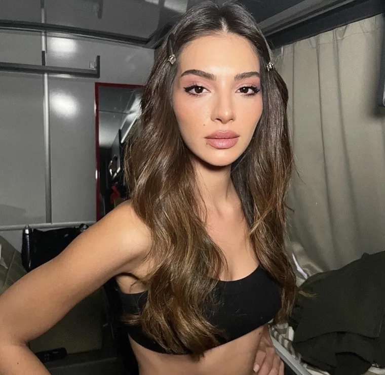 Brakom s turskim reprezentativcem iznenadila je javnost i svojih čak pet milijuna pratitelja na Instagramu, s obzirom da se prije vjenčanja o njihovom braku nijedan od njih dvoje nije oglašavao.