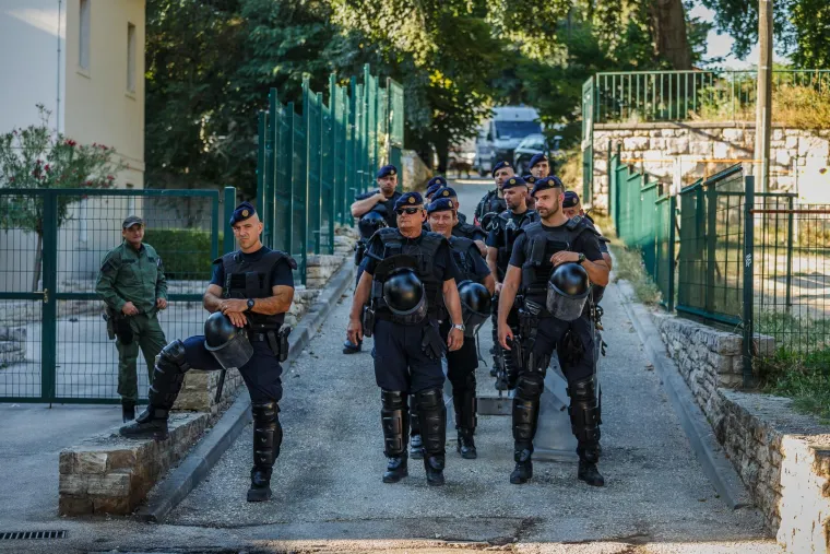 Šarenilo i jake policijske snage: Puljak na Prideu, kafići micali pepeljare. 'Pazi koga mrziš...'