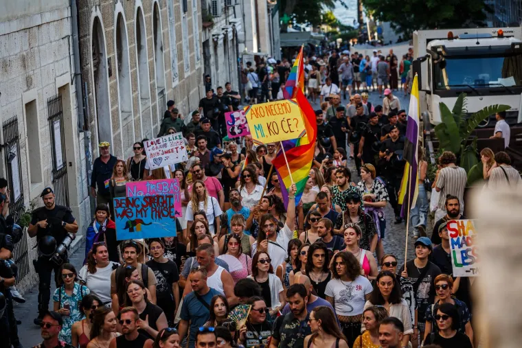 Šarenilo i jake policijske snage: Puljak na Prideu, kafići micali pepeljare. 'Pazi koga mrziš...'