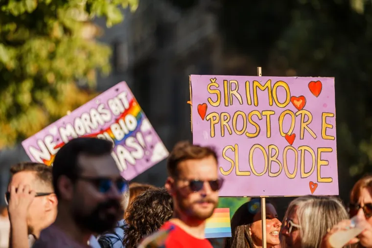 Šarenilo i jake policijske snage: Puljak na Prideu, kafići micali pepeljare. 'Pazi koga mrziš...'