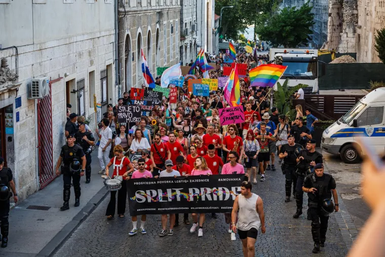 Šarenilo i jake policijske snage: Puljak na Prideu, kafići micali pepeljare. 'Pazi koga mrziš...'
