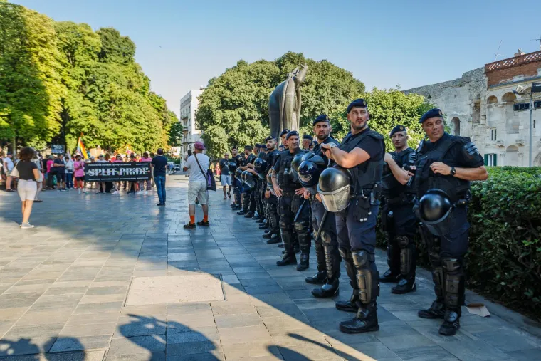 Šarenilo i jake policijske snage: Puljak na Prideu, kafići micali pepeljare. 'Pazi koga mrziš...'