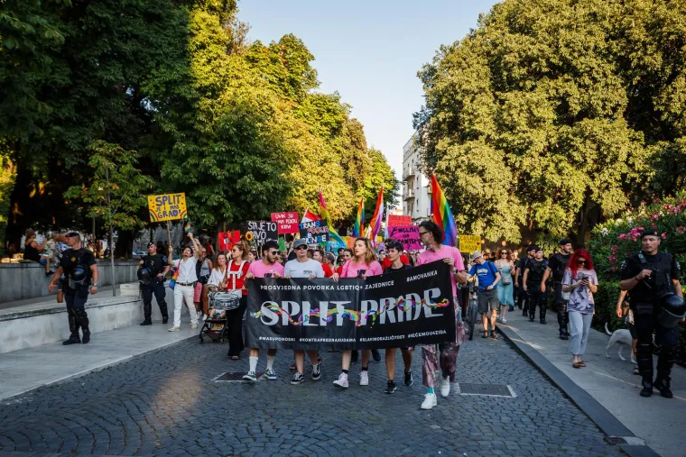 Šarenilo i jake policijske snage: Puljak na Prideu, kafići micali pepeljare. 'Pazi koga mrziš...'