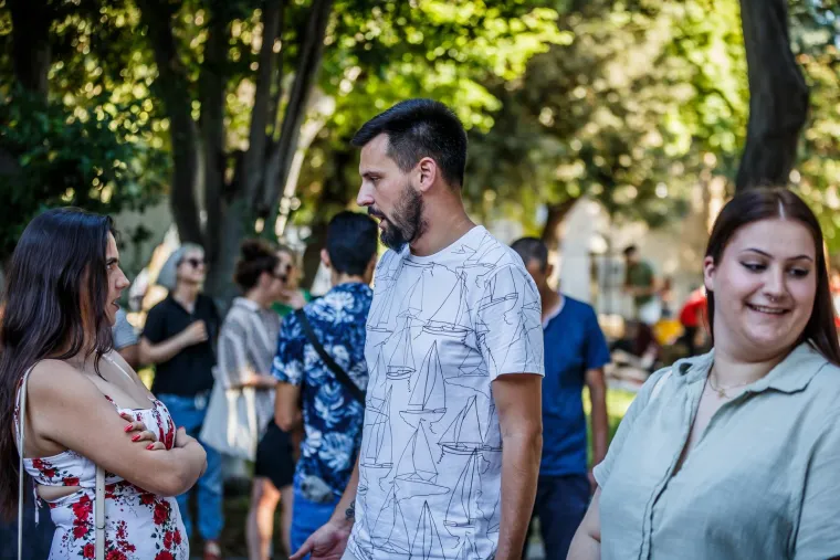 Šarenilo i jake policijske snage: Puljak na Prideu, kafići micali pepeljare. 'Pazi koga mrziš...'