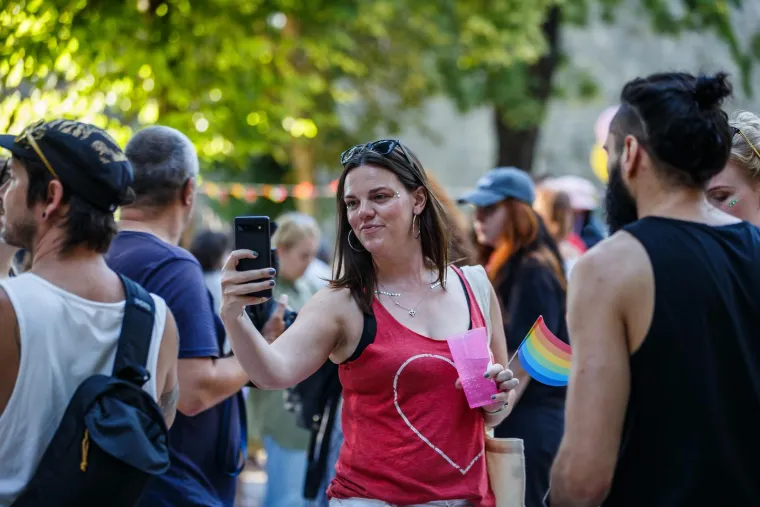 Šarenilo i jake policijske snage: Puljak na Prideu, kafići micali pepeljare. 'Pazi koga mrziš...'