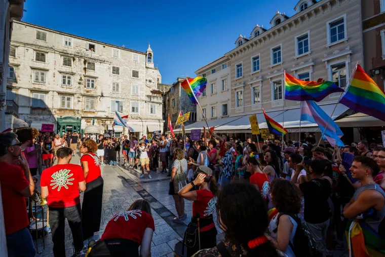 Šarenilo i jake policijske snage: Puljak na Prideu, kafići micali pepeljare. 'Pazi koga mrziš...'