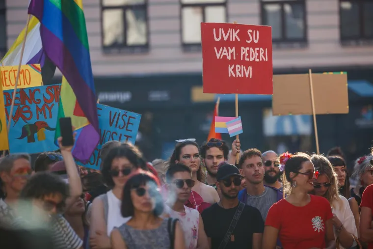 &Scaron;arenilo i jake policijske snage: Puljak na Prideu, kafići micali pepeljare. 'Pazi koga mrzi&scaron;...'