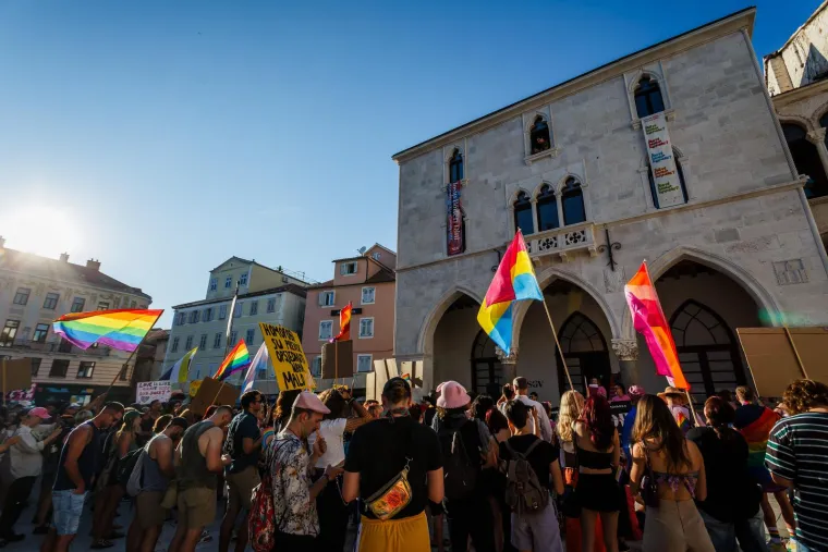 &Scaron;arenilo i jake policijske snage: Puljak na Prideu, kafići micali pepeljare. 'Pazi koga mrzi&scaron;...'