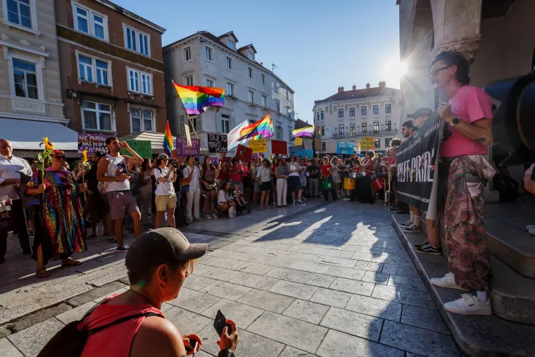 &Scaron;arenilo i jake policijske snage: Puljak na Prideu, kafići micali pepeljare. 'Pazi koga mrzi&scaron;...'