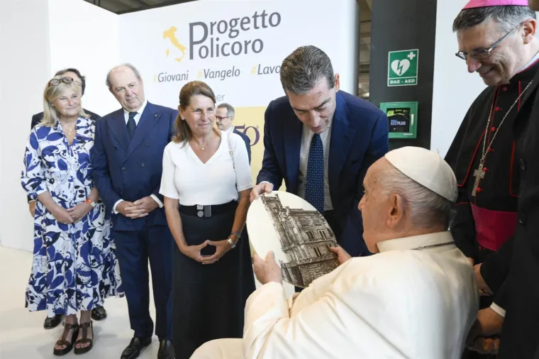 Oduševljenje u Trstu: Papa Franjo doletio helikopterom, dočekali su ga kao pravu filmsku zvijezdu