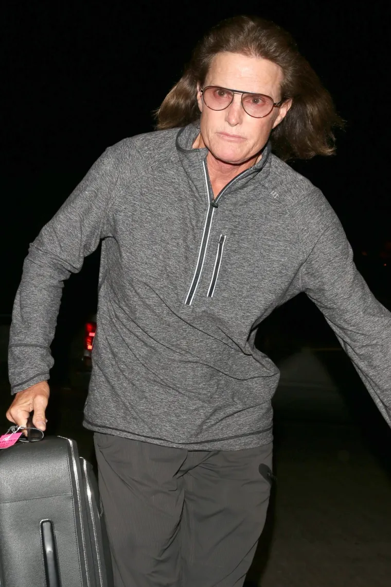 Caitlyn Jenner (75), poznata televizijska ličnost i Olimpijka, javno je otkrila da je terans žena 2015. godine. 