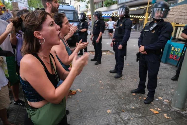 Čeka li ovo i Hrvatsku? Ustali su protiv masovnog turizma i gostima poručili: 'ajte ća!'