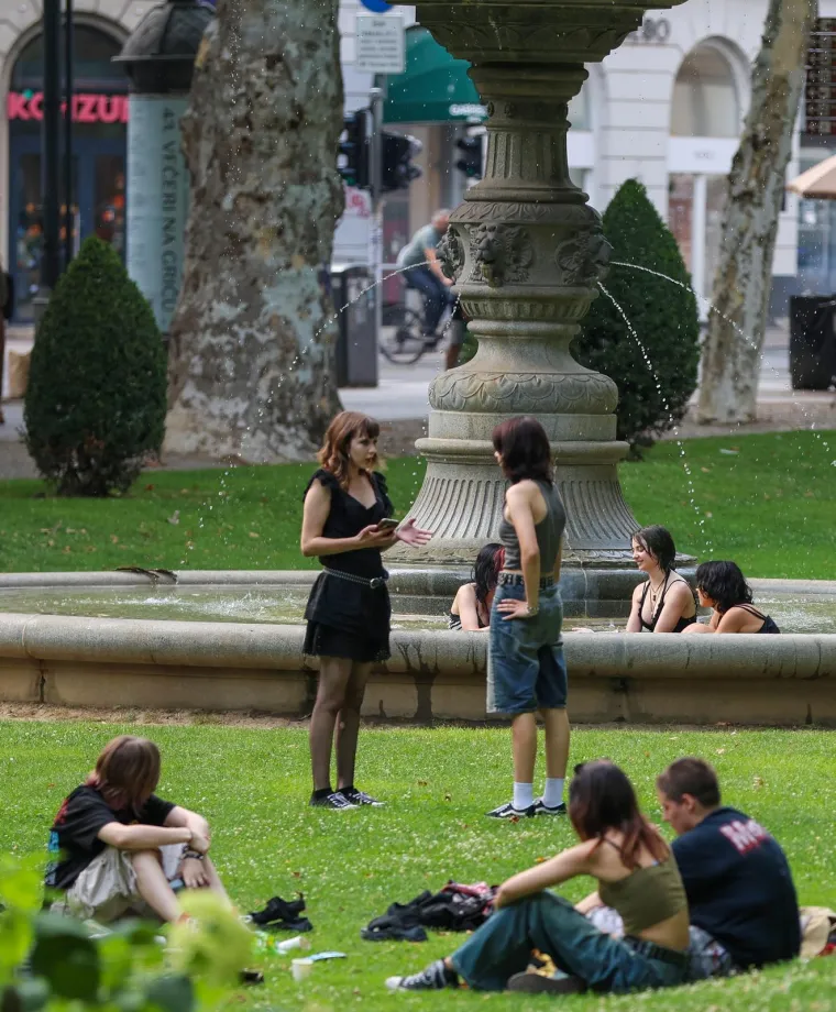 Užario se zagrebački asfalt: Jedni osvježenje potražili u sladoledu, drugima nije vruće ni u debelim sakoima