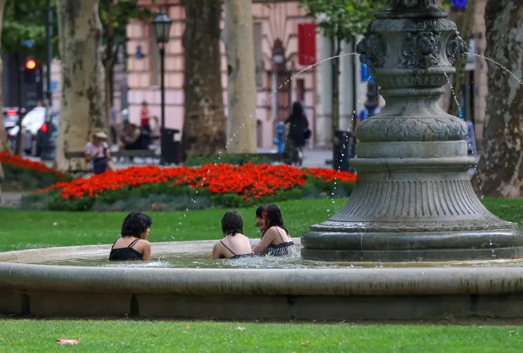 Užario se zagrebački asfalt: Jedni osvježenje potražili u sladoledu, drugima nije vruće ni u debelim sakoima