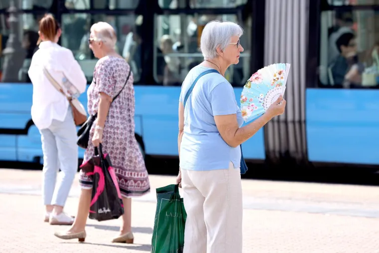 Užario se zagrebački asfalt: Jedni osvježenje potražili u sladoledu, drugima nije vruće ni u debelim sakoima