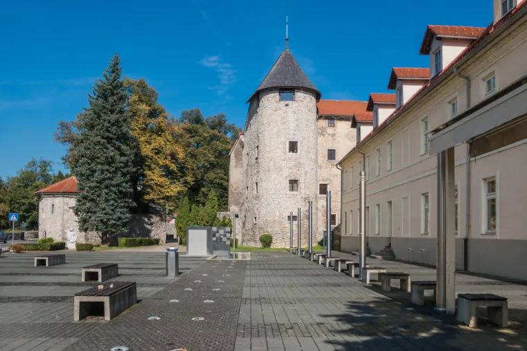 23. Ogulin: Smje&scaron;ten u podnožju Klek planine, Ogulin je grad bajki i legendi, poznat po Ivaninoj kući bajke. Posjetite Đulin ponor i istražite tajanstvene &scaron;pilje koje okružuju grad. Klek je omiljena destinacija za planinarenje, s pogledom na prekrasan jesenski krajolik.