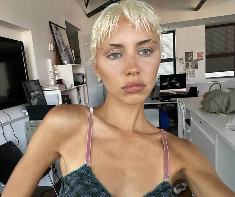Manekenka Iris Law