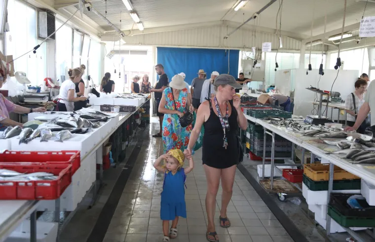 Ponuda na &scaron;ibenskoj pe&scaron;kariji. Pogledajte cijene ribe, &scaron;kampa i ostalih morskih plodova