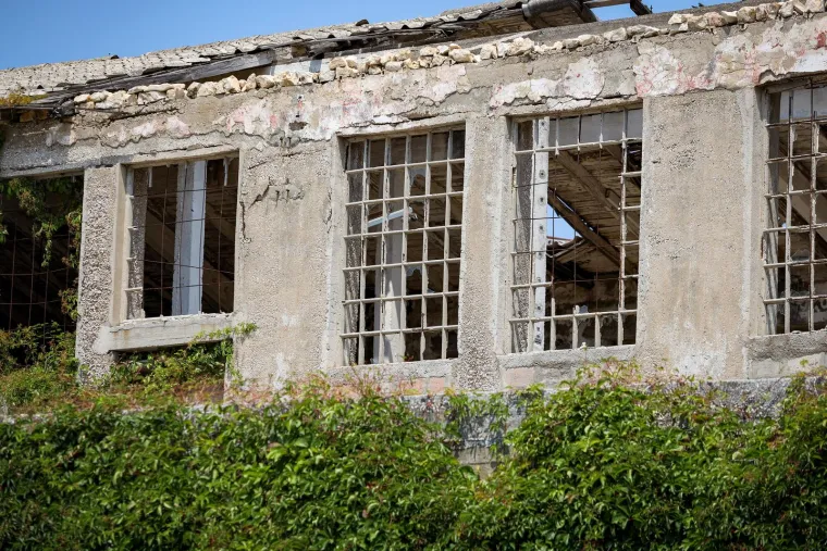 Napušten je već 35 godina, okružen je željezom i zelenilom. Pogledajte kako danas izgleda Goli otok