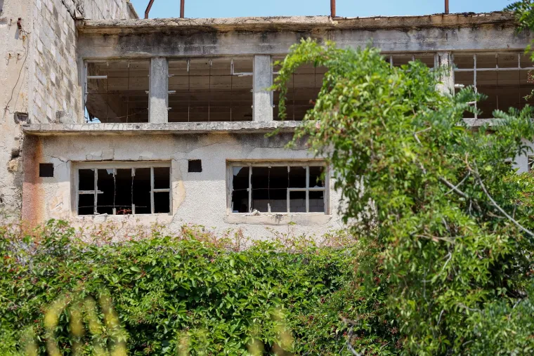 Napušten je već 35 godina, okružen je željezom i zelenilom. Pogledajte kako danas izgleda Goli otok