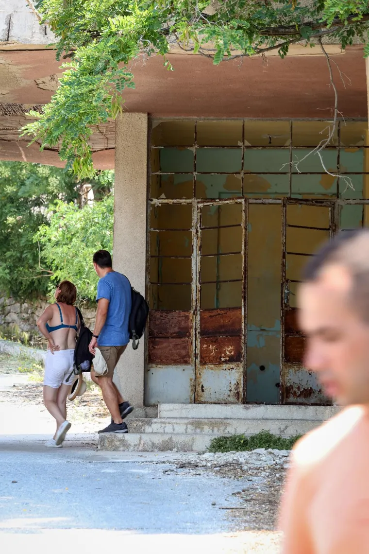 Napušten je već 35 godina, okružen je željezom i zelenilom. Pogledajte kako danas izgleda Goli otok