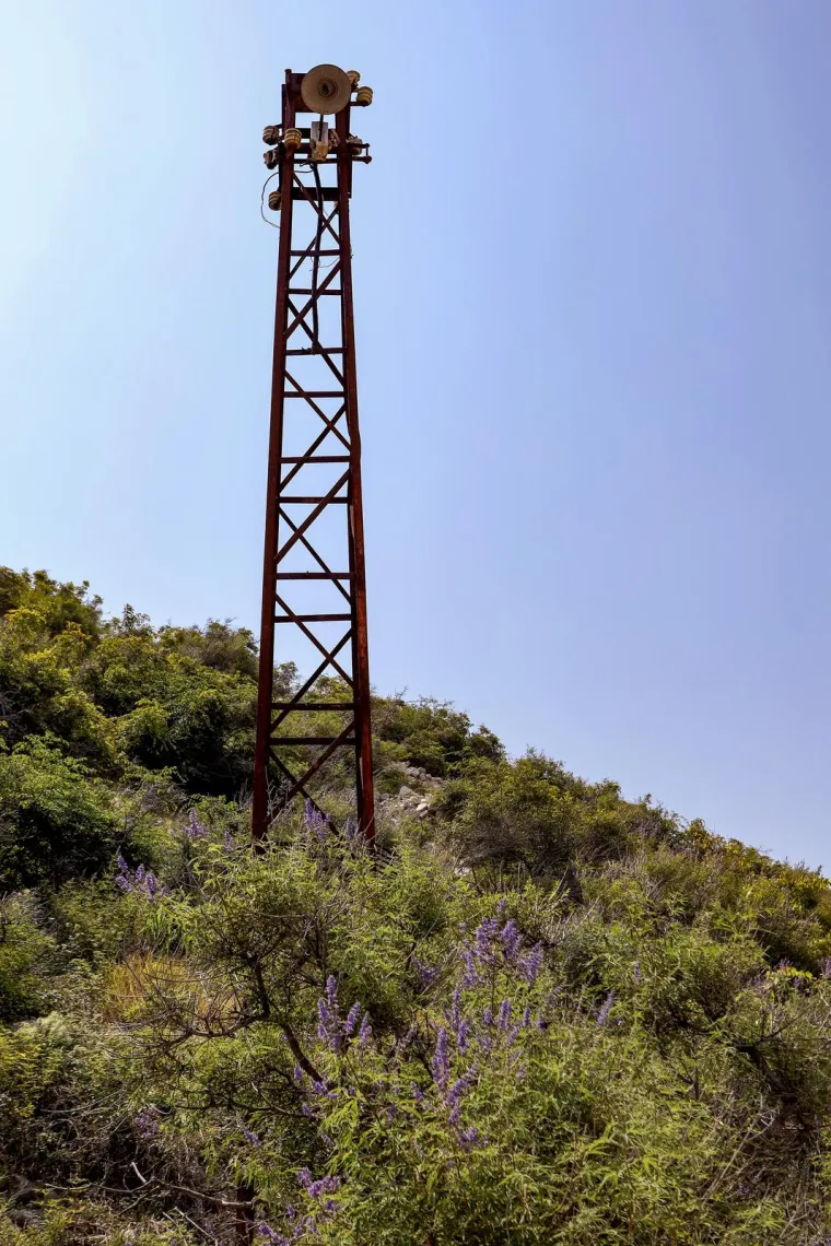 Napušten je već 35 godina, okružen je željezom i zelenilom. Pogledajte kako danas izgleda Goli otok