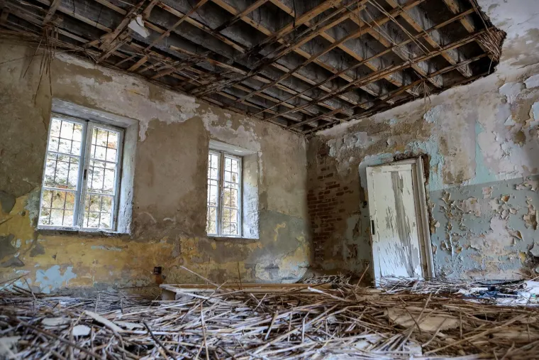 Napušten je već 35 godina, okružen je željezom i zelenilom. Pogledajte kako danas izgleda Goli otok