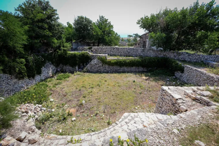 Napušten je već 35 godina, okružen je željezom i zelenilom. Pogledajte kako danas izgleda Goli otok