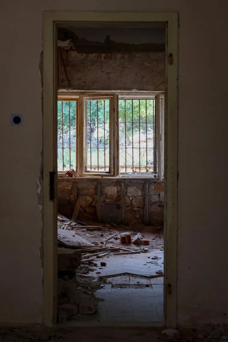 Napušten je već 35 godina, okružen je željezom i zelenilom. Pogledajte kako danas izgleda Goli otok
