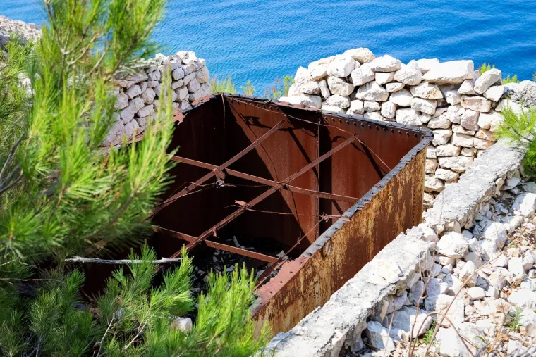 Napu&scaron;ten je već 35 godina, okružen je željezom i zelenilom. Pogledajte kako danas izgleda Goli otok