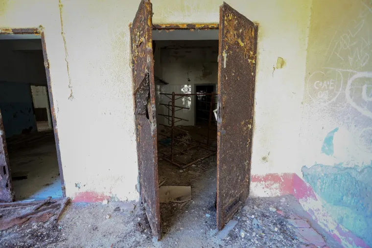 Napu&scaron;ten je već 35 godina, okružen je željezom i zelenilom. Pogledajte kako danas izgleda Goli otok