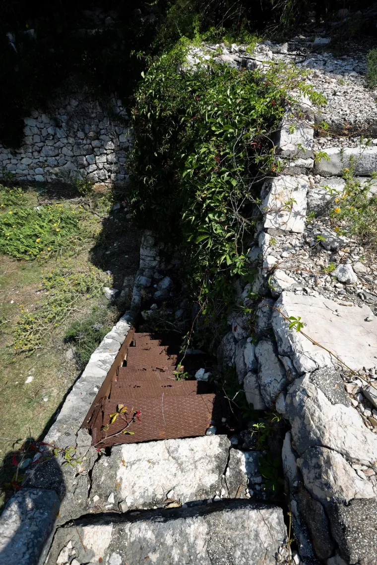 Napu&scaron;ten je već 35 godina, okružen je željezom i zelenilom. Pogledajte kako danas izgleda Goli otok