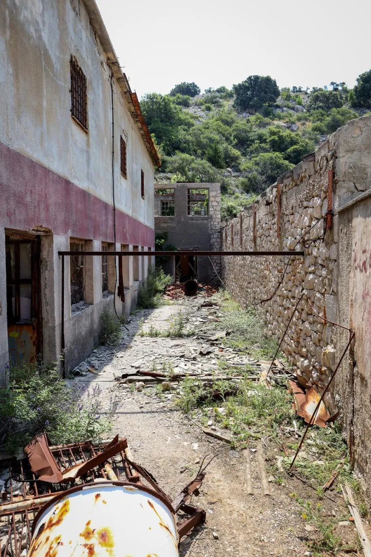 Napu&scaron;ten je već 35 godina, okružen je željezom i zelenilom. Pogledajte kako danas izgleda Goli otok