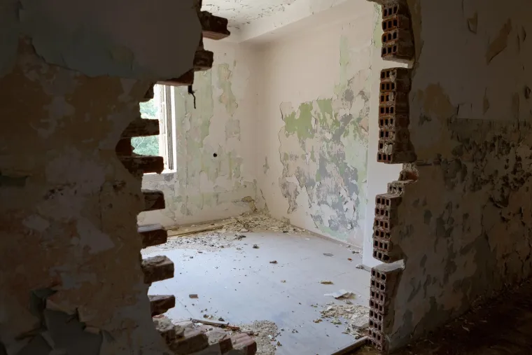 Napu&scaron;ten je već 35 godina, okružen je željezom i zelenilom. Pogledajte kako danas izgleda Goli otok