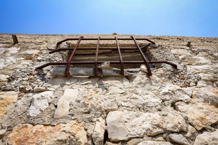 Napu&scaron;ten je već 35 godina, okružen je željezom i zelenilom. Pogledajte kako danas izgleda Goli otok