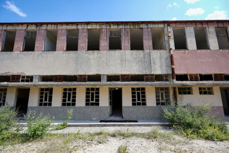 Napu&scaron;ten je već 35 godina, okružen je željezom i zelenilom. Pogledajte kako danas izgleda Goli otok